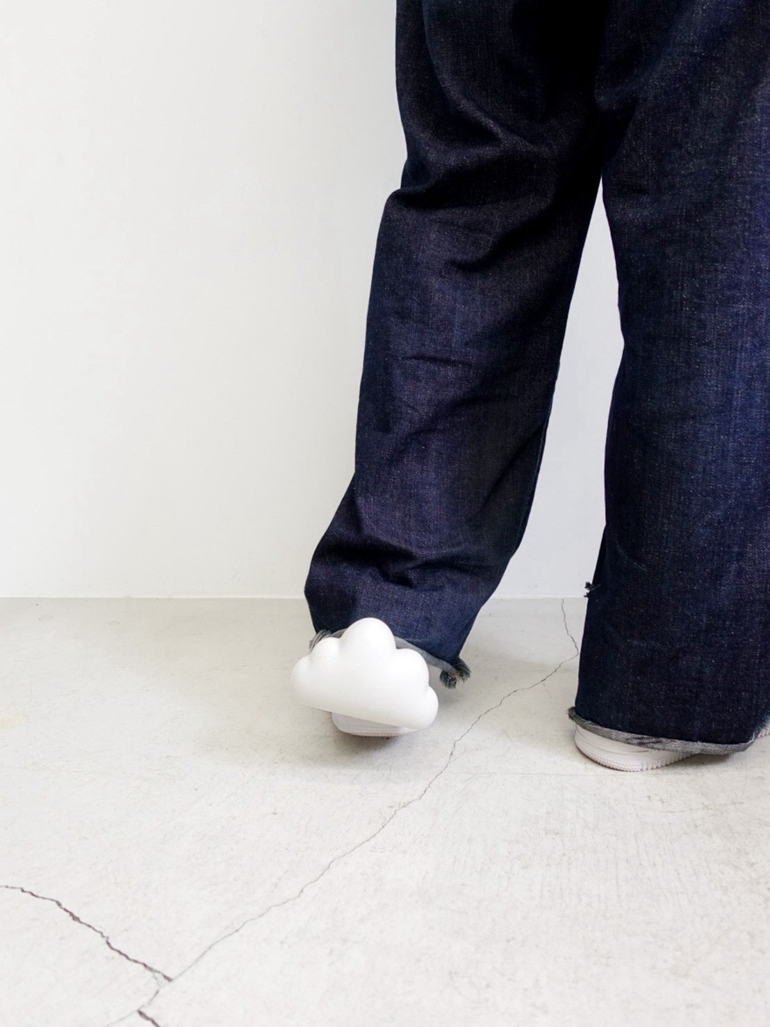 "Walk On Air" / WHITE
